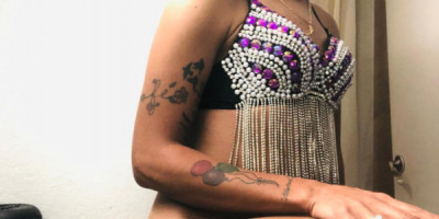 Mujer trans versátil Caperucita roja Mujer trans versátil hondureña en busca de hombres generos