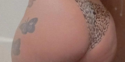 Chica cubana de visita por la ciudad ven