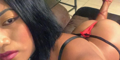 Niña trans latina con ganas de pasarla bien