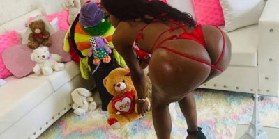 Sexy Latina disponible para ti para complacer tus fantasias