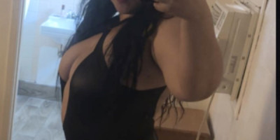 Latina hermosa dispuesta a cumplir todas ricas fantasías