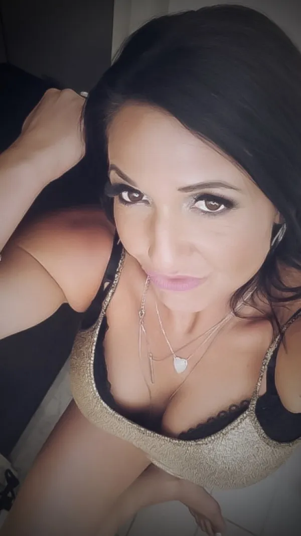 Maya Amore Avatar Bg